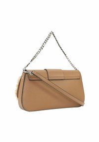 Torebka z teksturowanej, brązowej skóry z łańcuszkowym paskiem, z klapką i miękkim futerkiem na jednej stronie.