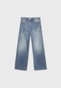 Ljust blå vida jeans med lätt slitningar på framsidan av låren, fem fickor och knappstängning på en neutral bakgrund.