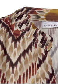 Višebojni materijal s geometrijskim uzorkom u nijansama smeđe, bež i gorušice, nadopunjen suptilnim sjajem i oznakom koja glasi "Lascana."