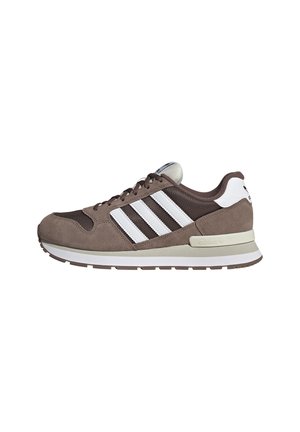 Brauner und weißer Adidas-Sneaker mit Obermaterial aus Wildleder und Mesh, weißen drei Streifen, gepolsterter Sohle und Schnürverschluss, seitlich dargestellt.