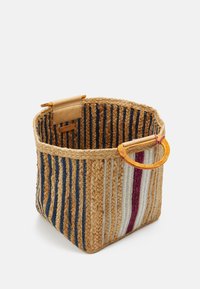 Kwadratowy pleciony kosz z naturalnych włókien. Posiada pionowy wzór w paski w kolorach beżu, granatu i bordowego. Jasne drewniane uchwyty ułatwiające przenoszenie.