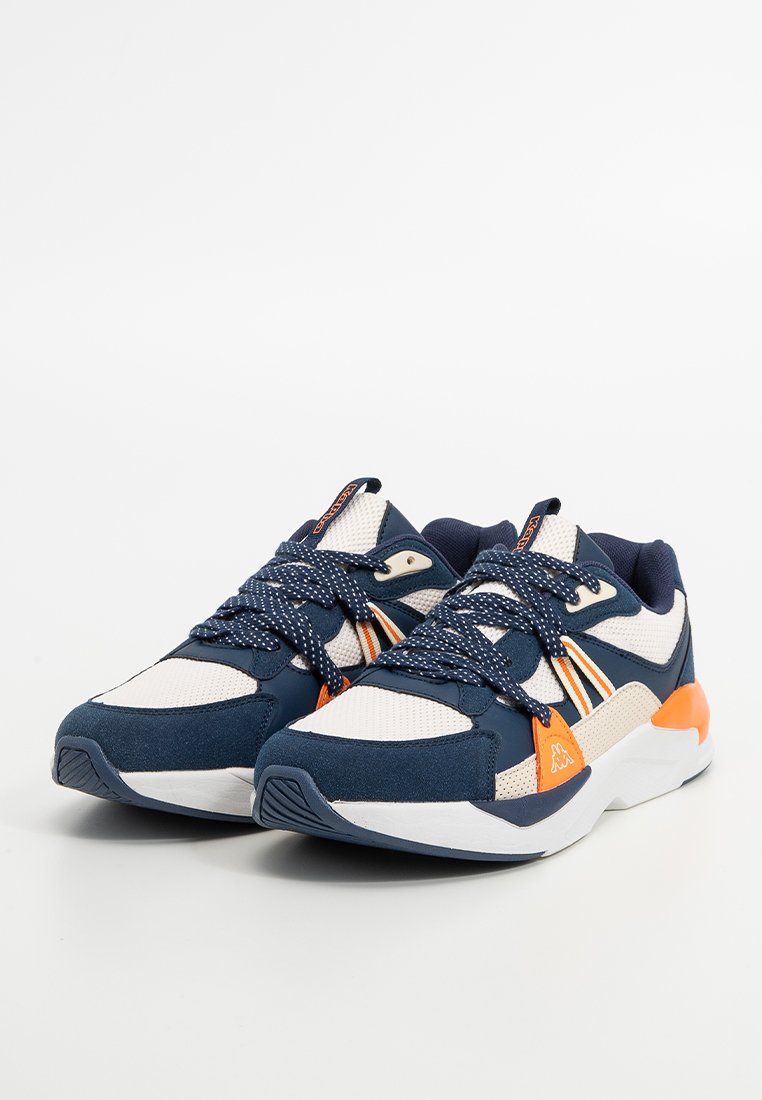 Marineblau und cremefarbene Sneaker aus Mesh und Wildleder. Mit orangefarbenen Akzenten, strukturierten Schnürsenkeln und einer kräftigen weißen Sohle.