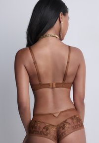 Bralette et shorts assortis en maille marron avec broderie dorée. Bretelles ajustables et fermeture à crochet au dos ; texture douce.