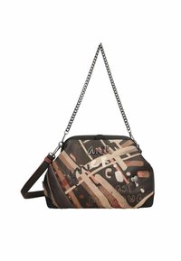 Bolso de hombro con patrón abstracto multicolor en tonos de marrón, rosa y crema. Presenta una correa de cadena metálica y letras decorativas.