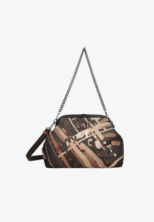 Bolso de hombro con patrón abstracto multicolor en tonos de marrón, rosa y crema. Presenta una correa de cadena metálica y letras decorativas.