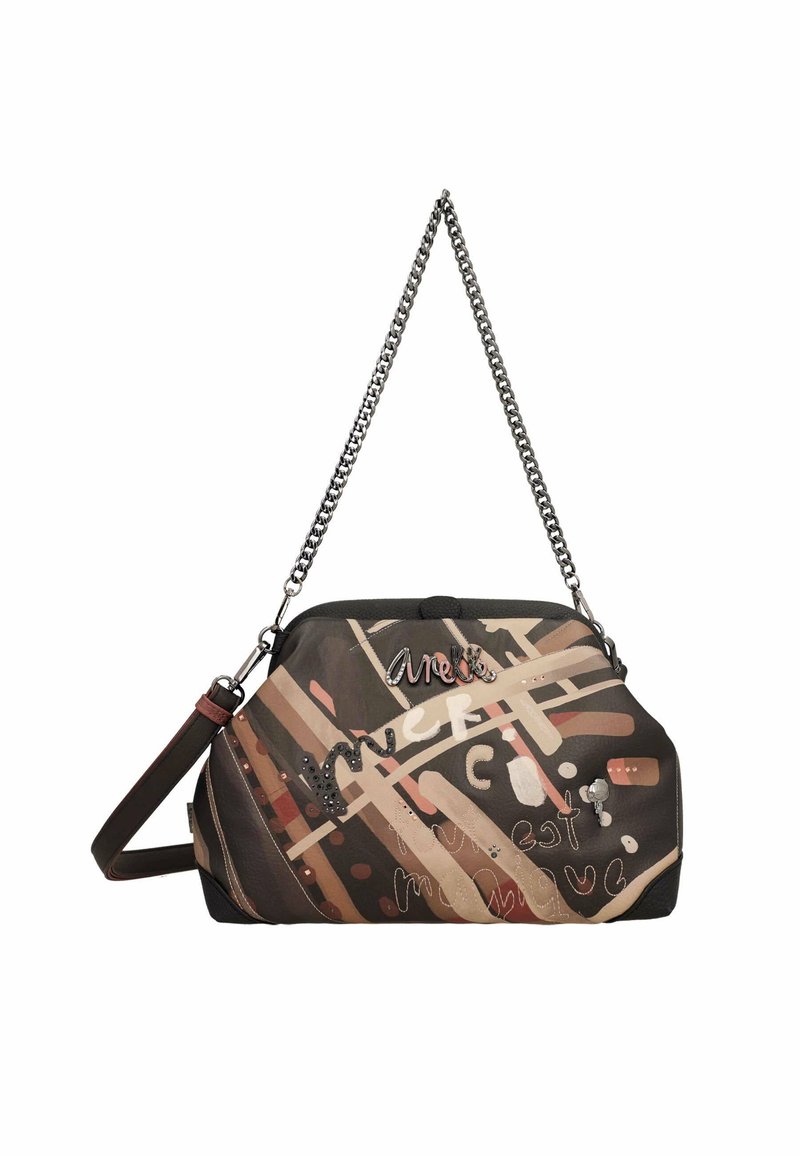 Bolso de hombro con patrón abstracto multicolor en tonos de marrón, rosa y crema. Presenta una correa de cadena metálica y letras decorativas.