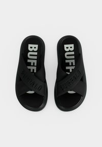 Μαύρα σανδάλια slip-on με φαρδιές σταυρωτές λουρίδες με ανάγλυφα "BUFFALO" και μεγάλο λευκό κείμενο "BUFFALO" στην πατούσα, σε θέαση από πάνω.
