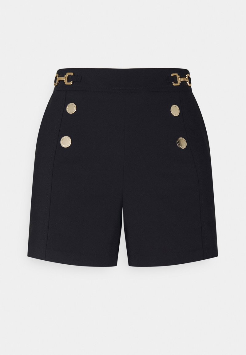 Pantalones cortos negros a medida con cintura alta, con botones decorativos dorados en dos filas verticales y detalles de hebillas doradas en la cinturilla.