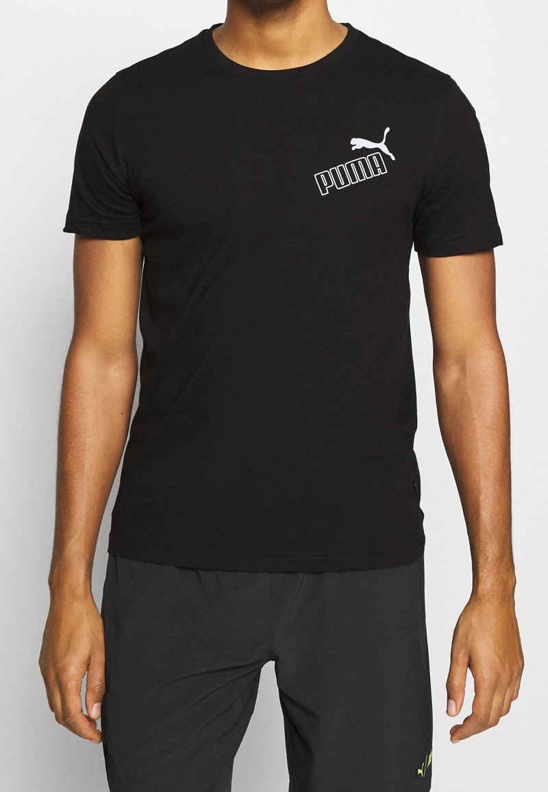 Camiseta de algodón negra con mangas cortas y cuello redondo. Presenta un logo blanco de Puma en el pecho. Diseño simple y clásico.
