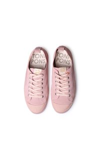 Rosa mockaskinnsneakers med snörning framtill, rund tå, gummisula och logotryckt innersula. Slät textur med stickade detaljer.