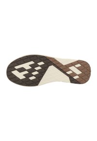 Suola della scarpa con un motivo geometrico multicolore; presenta sezioni marroni, crema e beige; texturizzata per una migliore aderenza con forme triangolari e rettangolari.
