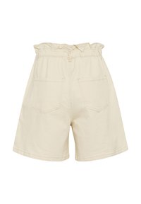 Shorts en denim beige avec une taille élastique, un ourlet volanté et deux poches arrière. Caractérisés par une texture douce et une coupe décontractée.