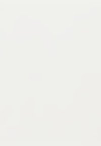 Weißer Keramikvase mit geschwungener Form, glatter Textur und glänzender Oberfläche, mit asymmetrischer Öffnung und ohne zusätzliche Muster oder Akzente.