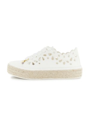 Chaussure à plateforme blanche à lacets avec découpes florales perforées et semelle en jute tressée, vue de profil sur fond blanc.