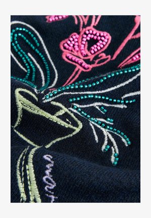 Material bleumarin cu broderie florală vibrantă în nuanțe de roz și verde, împodobită cu mărgele irizate, creând un design texturat.