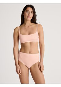Roze bikini set bestaande uit een cropped top met dunne bandjes en high-waisted bottoms. Glad materiaal met minimale naden en een effen kleurontwerp.