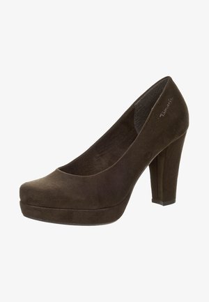 Escarpin en daim marron à talons hauts avec un bout arrondi et une semelle épaisse. Présente un dessus texturé et un talon carré robuste.
