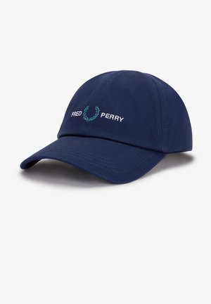 Casquette de baseball bleu marine à visière incurvée, arborant le texte brodé « Fred Perry » et le logo de couronne de laurier en vert bleuâtre et blanc sur le panneau avant.