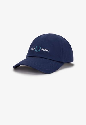 Gorra de béisbol azul marino con visera curva que presenta el texto bordado "Fred Perry" y el logo de una corona de laurel en verde azulado y blanco en el panel frontal.