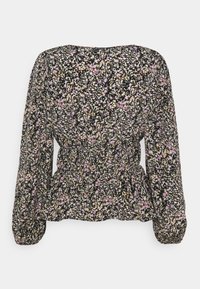 Svart blommig blus med långa ärmar, med smockad midja och en tät mönstrad design i rosa, gult och vitt.