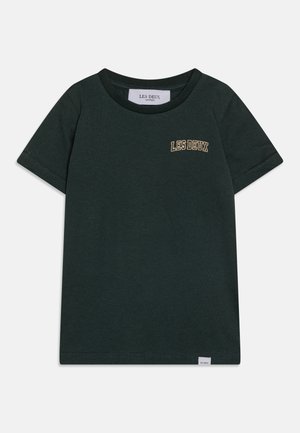 Grøn kortærmet t-shirt lavet af bomuld, med rund halsudskæring og et lille "LES DEUX" logo i guldbroderi på brystet.