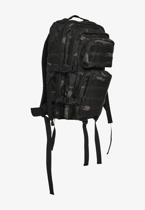 Črn kamuflažni taktični nahrbtnik z več zadrgo zaprtimi predali, ojačanimi naramnicami in modularnimi trakovi za pritrjevanje dodatkov.