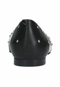 Zwarte leren ballerina's met een spitse neus, versierd met zilveren studs langs de zijkanten, met een lage, ronde hak en een gladde textuur.