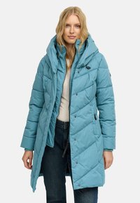 Jasnoniebieska, pikowana kurtka puchowa z wysokim kołnierzem i dużym kapturem. Posiada zapięcia na napy, boczne kieszenie oraz materiał odporny na wodę.