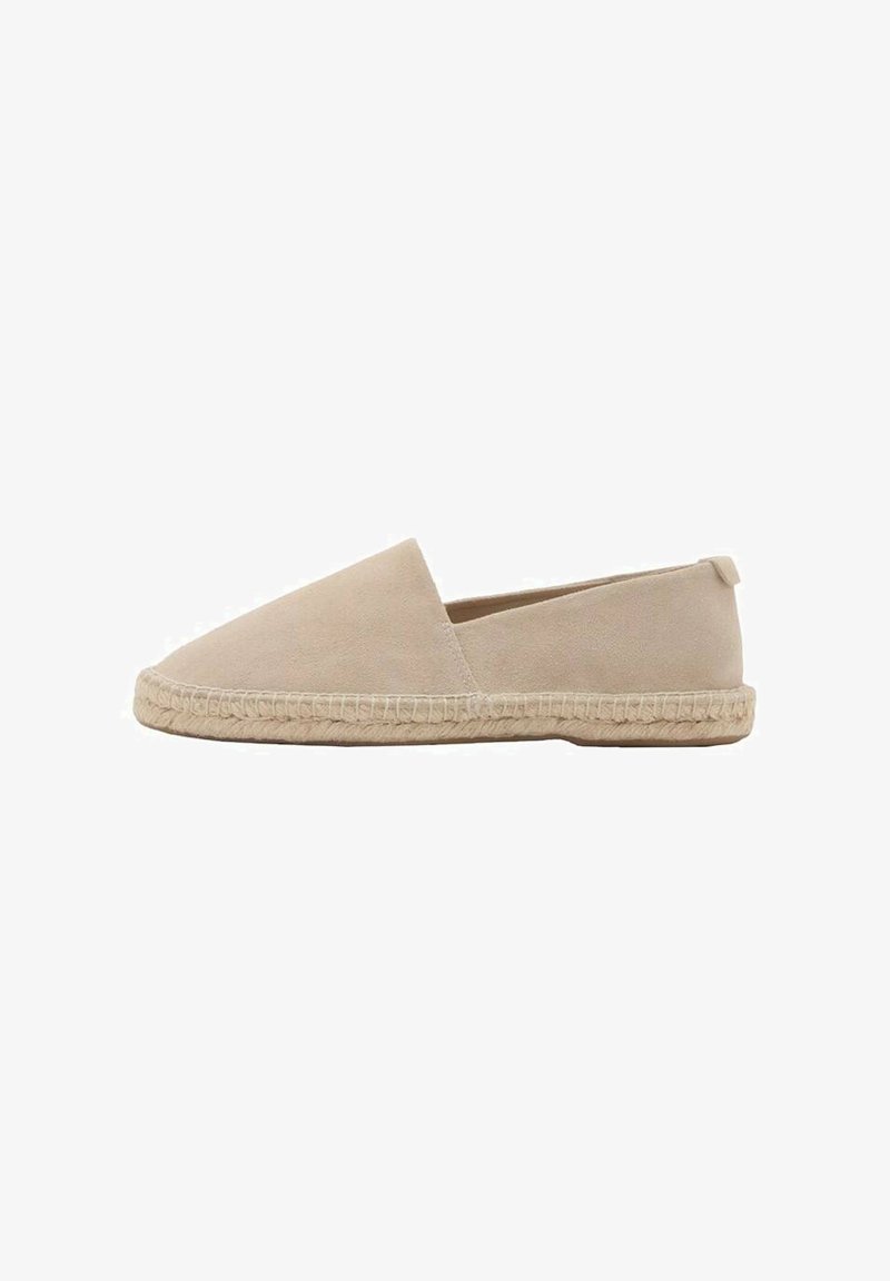 Beige ruskind espadrille med flad sål, lukket bagdel og vævet jute-trim langs kanten. Enkel, klassisk silhuet uden udsmykninger.