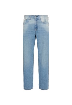 Vaaleansiniset suoralahkeiset farkut, joissa etutaskut, vyölenkit ja nappisuljenta, esillä valkoista taustaa vasten.