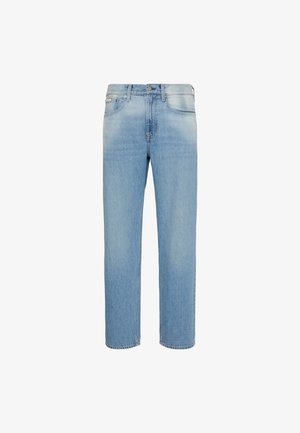 Jeans denim azzurri chiari a gamba dritta con tasche frontali, passanti per cintura e chiusura con bottoni, mostrati su sfondo bianco.