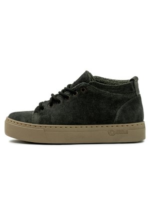 Ciemnozielone zamszowe sneakersy wysoko chowane z okrągłym noskiem, beżową gumową podeszwą, płaskim sznurowaniem i metalowymi oczkami. Teksturowana cholewka.