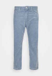 Pantaloni in corduroy blu chiaro con righe verticali, design a cinque tasche, gamba dritta, chiusura con bottone metallico e orlo cucito.