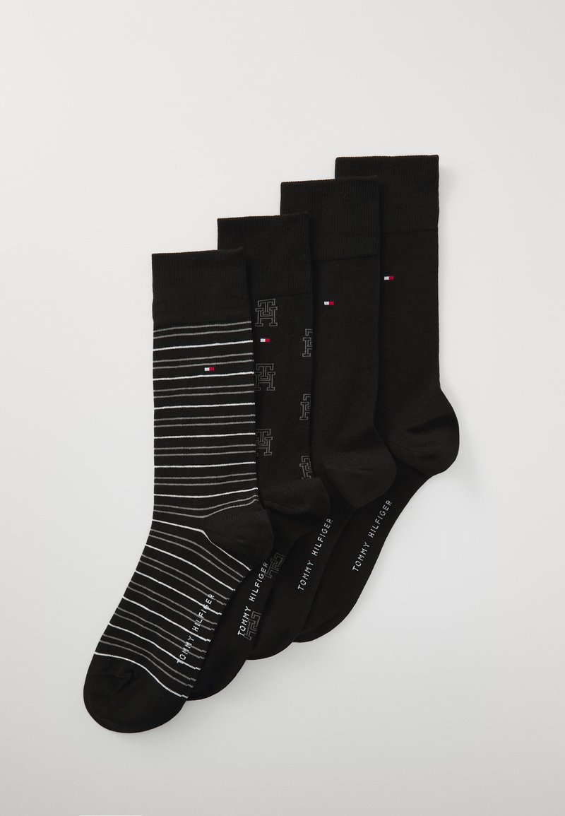 Set mit schwarzen Socken, bestehend aus drei einfarbigen Paaren und einem Paar mit weißen horizontalen Streifen. Jedes Paar hat Branding und unterschiedliche Muster für einen stylischen Look.
