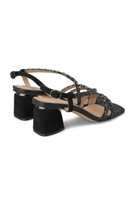 Sandalias de tacón de ante negro con punta cuadrada, que cuentan con varios diseños de tiras adornadas con strass y un robusto tacón cuadrado.