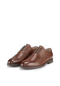 Scarpe derby in pelle marrone con finitura liscia, punta rotonda, chiusura a cinque occhielli e suola in gomma scura a contrasto.