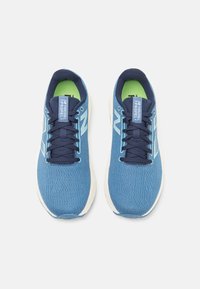 Scarpe da corsa blu con tessuto testurizzato, accenti blu navy, suola intermedia bianca e soletta verde; presentano punta arrotondata e un tradizionale sistema di allacciatura.