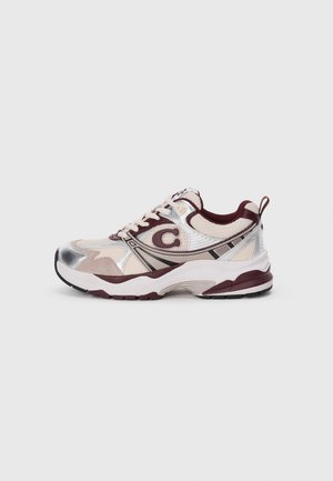 Scarpa sportiva con tomaia in rete, dettagli argento e bordeaux, punta arrotondata, suola ammortizzata e un manico sul tallone per una facile calzata.