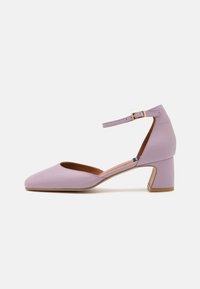 Pompe en cuir violet clair avec une sangle à la cheville, bout pointu et talon bloc. Texture lisse et design minimaliste.