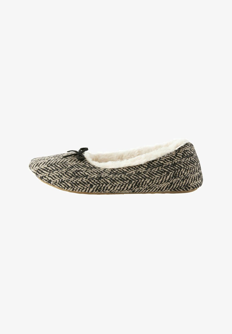 Zwarte en beige pantoffel met visgraatpatroon, voorzien van een zachte, pluche voering en een kleine zwarte strikaccent aan de voorkant. Plat zoolontwerp.