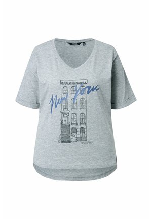 Hellgraues T-Shirt mit V-Ausschnitt und kurzen Ärmeln, vorne ein schwarzer Gebäude-Sketch, blauer Schriftzug "New York" und der Aufdruck "seit 1987".