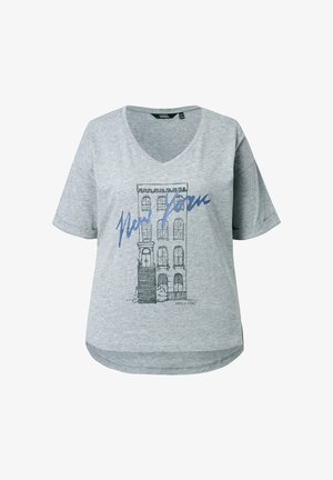 Jasnoszara koszulka z krótkim rękawem i dekoltem w serek z czarnym szkicem budynku, niebieskim napisem "New York" oraz napisem "since 1987" z przodu.