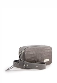 Graue Krokodilleder-umprägte Handtasche mit glatter Oberfläche, Reißverschluss und abnehmbarem Tragegurt. Verfügt über silberne Beschläge und rechteckige Form.
