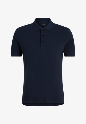 Jasnoszary kardigan w prążki, granatowy polo, szare dresy i białe sneakersy. Strój charakteryzuje się luźnym krojem i swobodnym stylem.