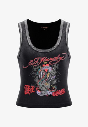 Zwarte mouwloze tanktop met een zilveren accent bij de hals. Heeft een kleurrijke grafiek van een schedel met slangen en vleugels, met de tekst "Ed Hardy New York."