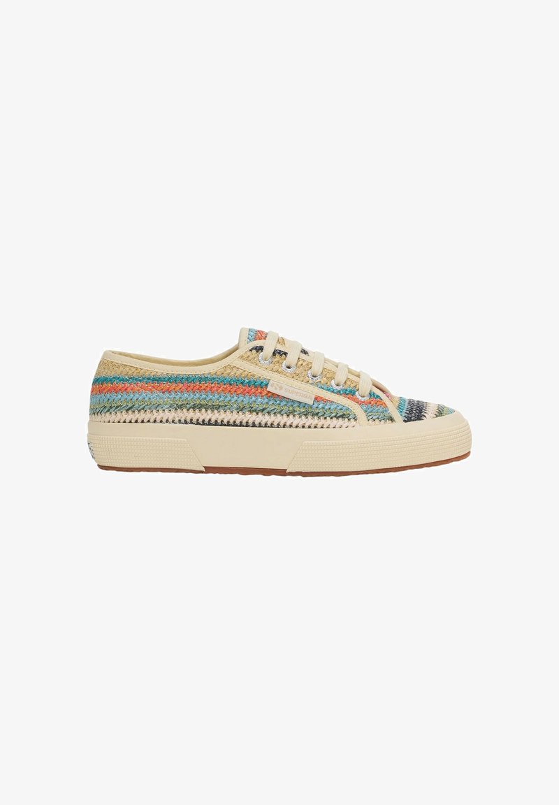 Baskets basses avec dessus en tissu tissé rayé multicolore, semelle en caoutchouc beige et lacets beiges, vues de profil.