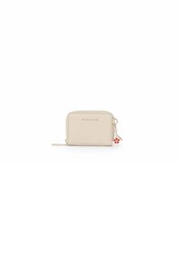 Beige leren portemonnee met een ritsluiting, voorzien van een gouden charme met een rode accent. Gladde textuur, compact rechthoekige vorm.