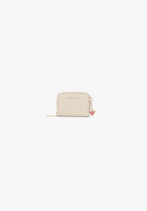 Cartera de piel beige con cierre de cremallera, que presenta un charm en tono dorado con un acento rojo. Textura suave, forma rectangular compacta.