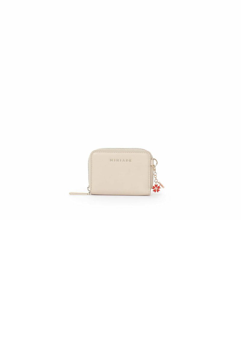 Beige leren portemonnee met een ritsluiting, voorzien van een gouden charme met een rode accent. Gladde textuur, compact rechthoekige vorm.