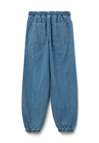 Blauwe denim broek heeft een elastische tailleband, taps toelopende benen, twee achterzakken en extra zijnahts, wat zorgt voor een ontspannen fit en structuur.